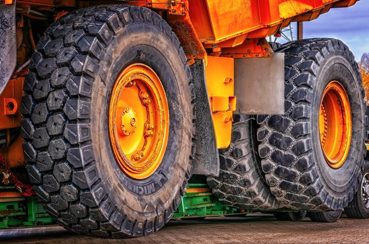 Why Side Loaders Are Ideal for Long and Heavy Loads