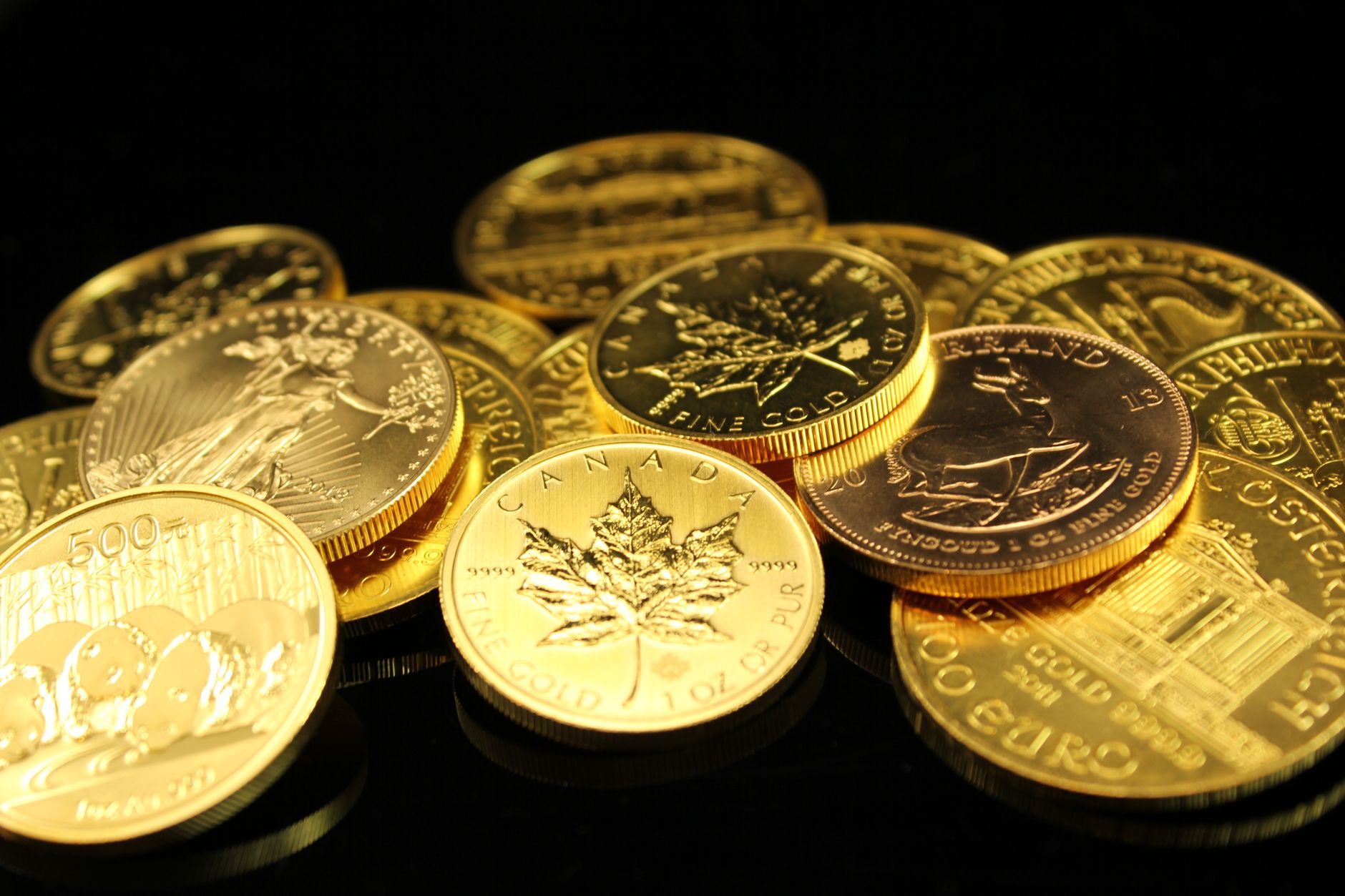 Gold holds steady on mixed economic signals