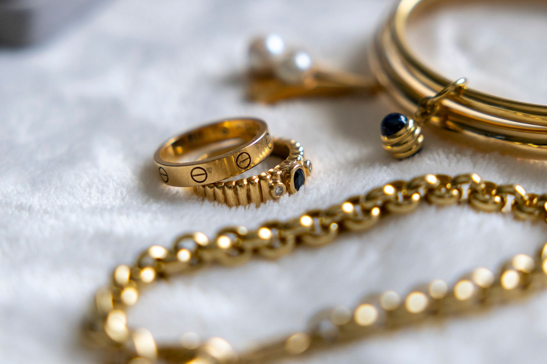 The Stories Behind Gemstone Rings: Uncovering the Sentimental Value of Colour