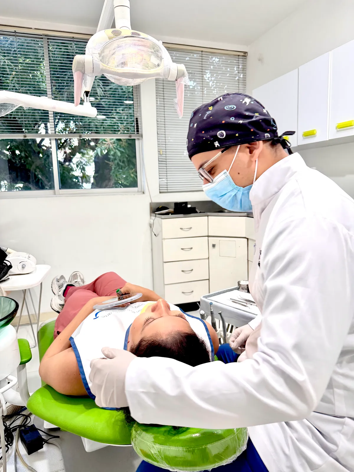 Dr. Camilo Sarta con paciente