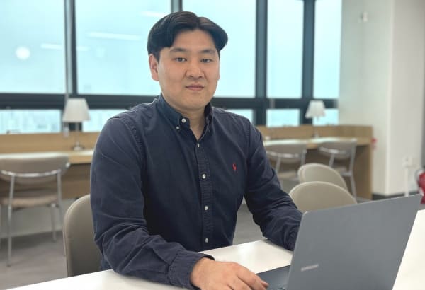 Two artificial intelligence (AI) services have recently attracted the most attention in the public o..