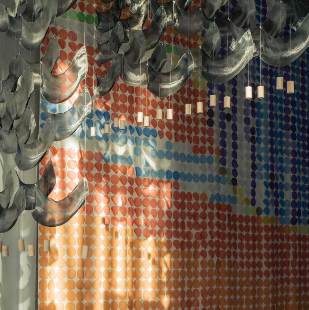 Détail de Fog Screen de Studio MTX x Design Tochi et du Rideau de Maholo (Iwaimaku), 2023, Atelier Montex x Xavier Veilhan, ADAGP, Paris, 2026 (c) le19M Photo Mickael LLORCA