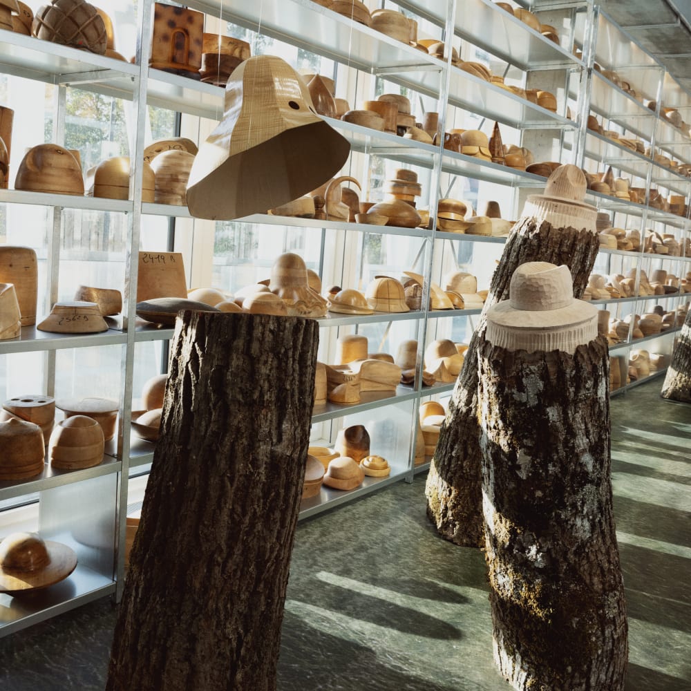 Vue de l'exposition Métamorphoses, les chapeaux de Maison Michel (c) le19M Photo Soliou Ligali