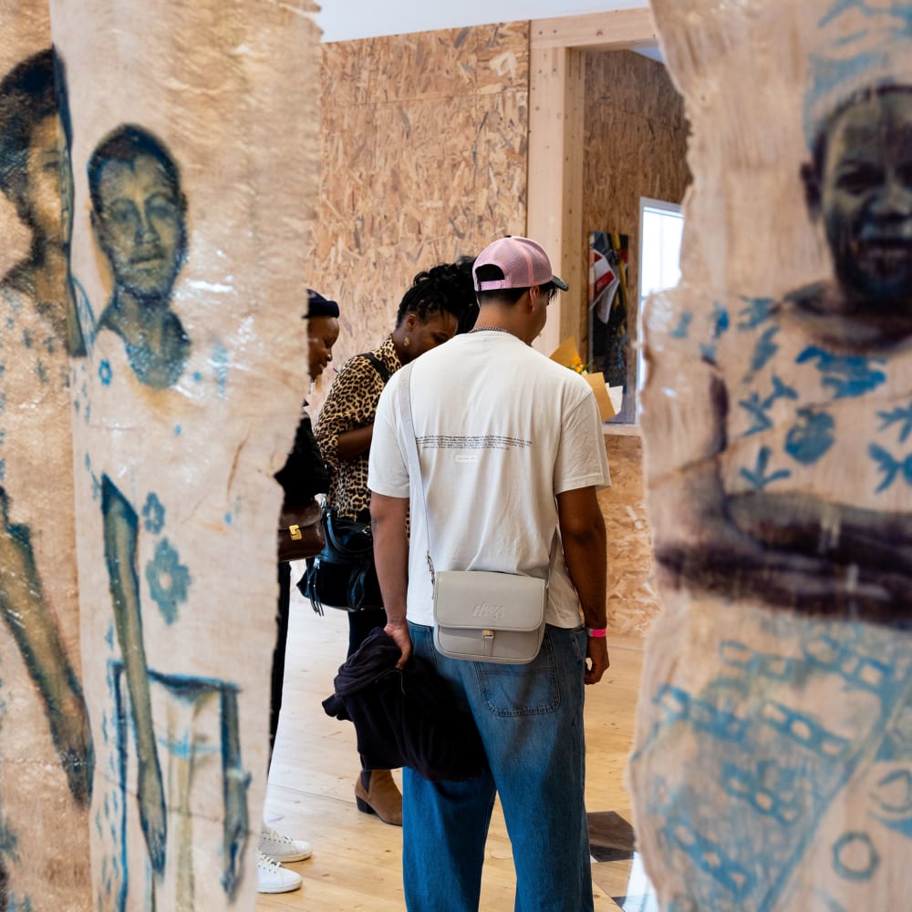 Vue d'exposition dans la Cabane de la Parcelle