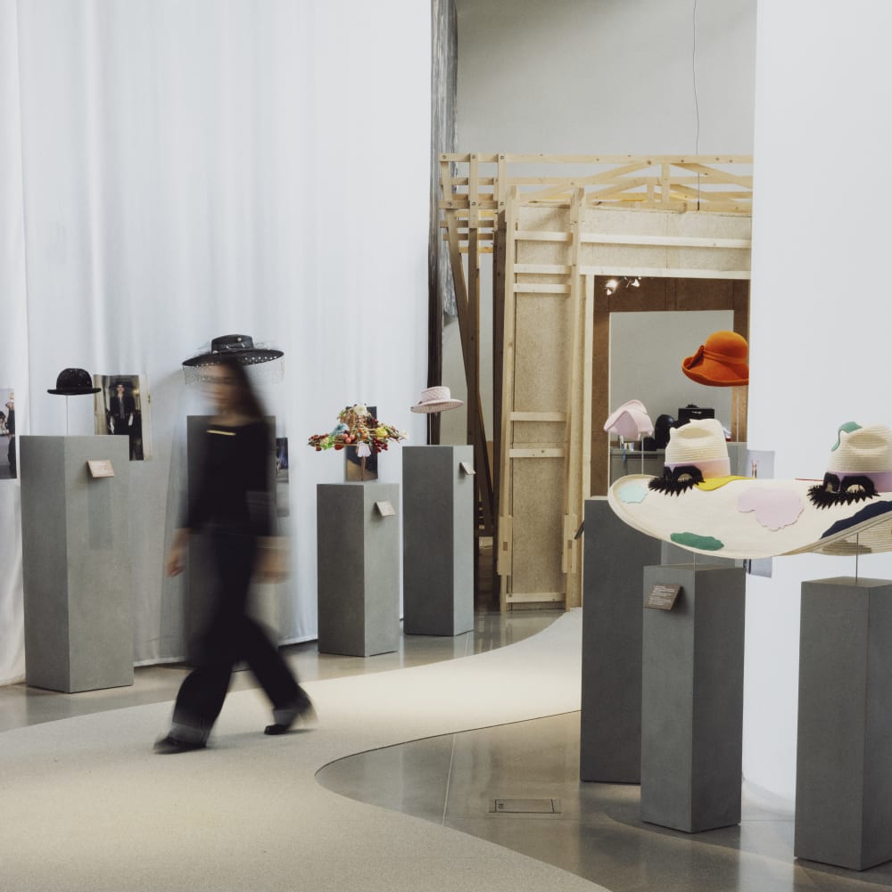 Chapeaux dans lexposition Metamorphoses c le19M Photo Soliou Ligali