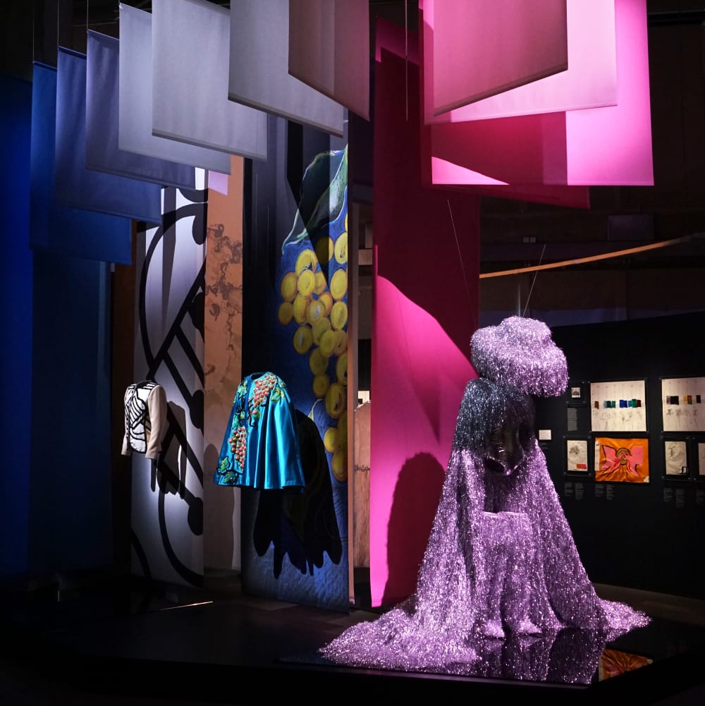 Vue de l'exposition "Lesage, 100 ans de mode et de décoration"