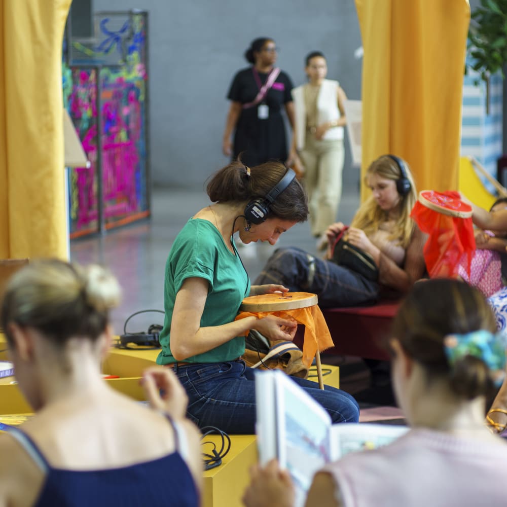 Broderie et podcast - la Galerie du 19M