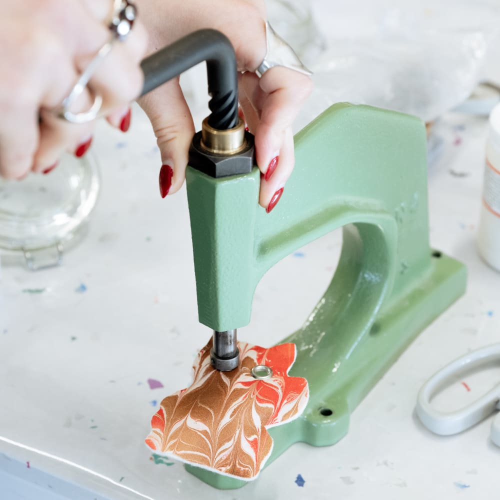 Atelier enfant - Marbrure sur charm's à la Galerie du 19M