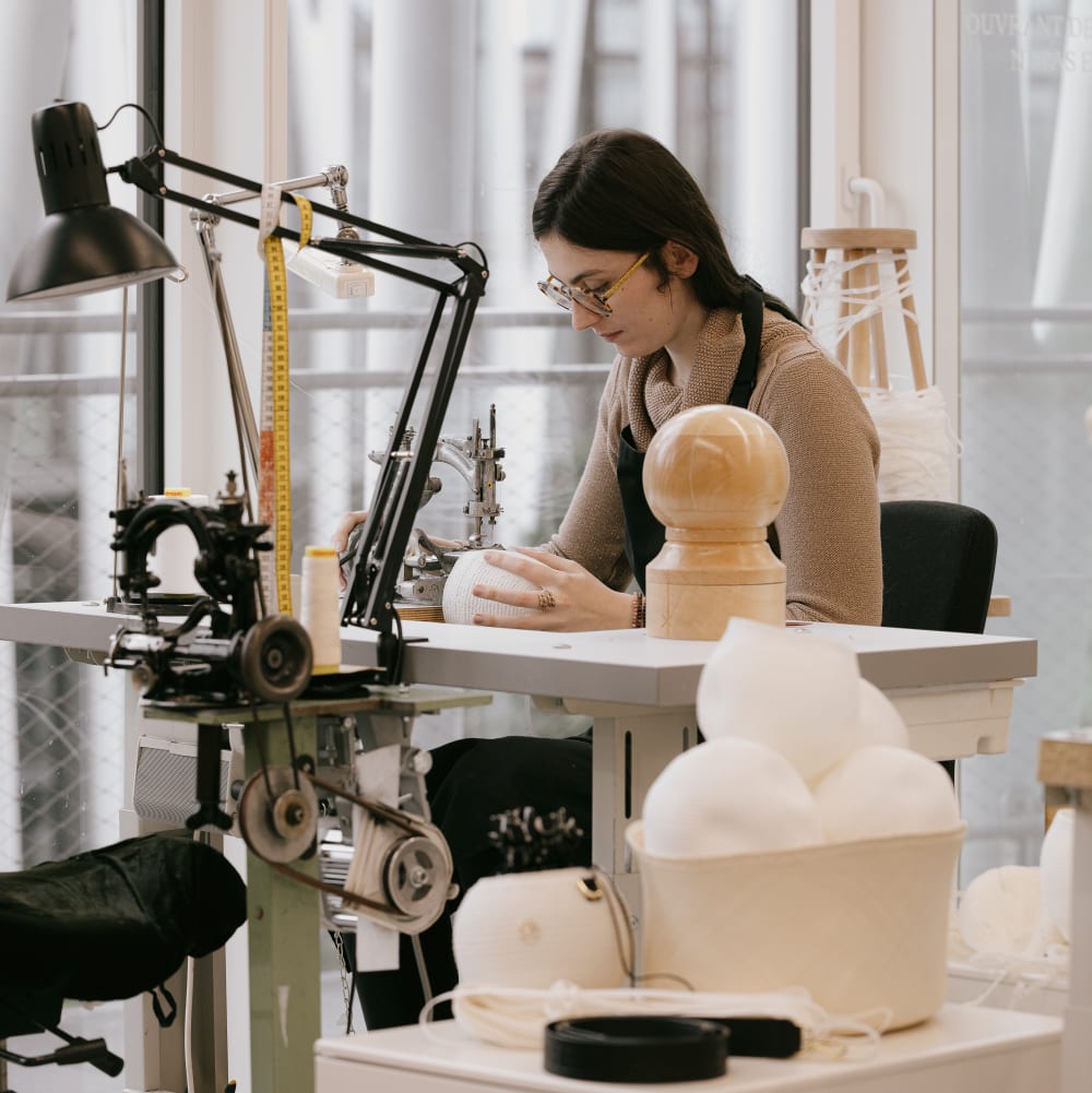 Noémie Crosetti, MAF 2021, modiste couseuse de paille (c) Alix Marnat