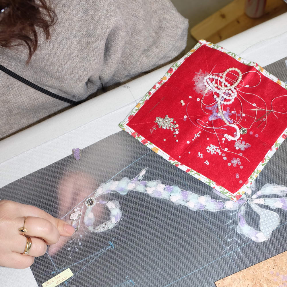 Broderie sur métier dans l atelier de broderie de Lesage c le19M x Lucie Khahoutian tkqhfb