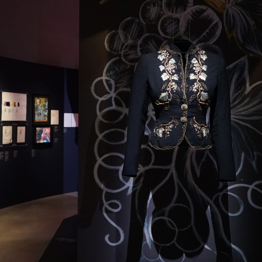 Vue d'exposition de l'exposition "Lesage, 100 ans de mode et de décoration"