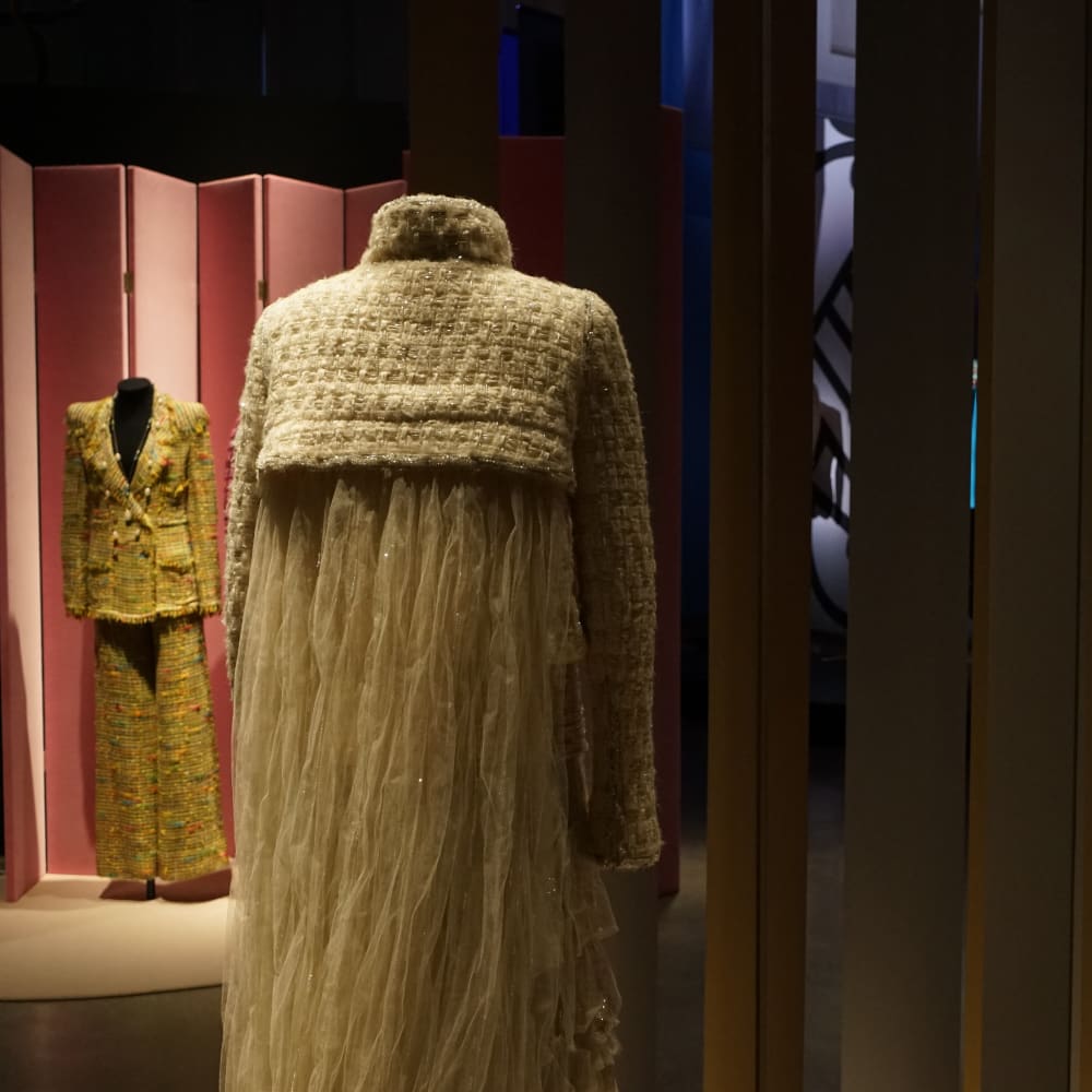 Vue d'exposition de l'exposition "Lesage, 100 ans de mode et de décoration"