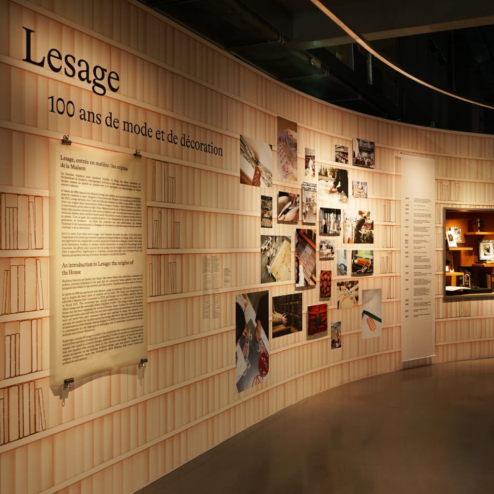 Vue d'exposition de l'exposition "Lesage, 100 ans de mode et de décoration"
