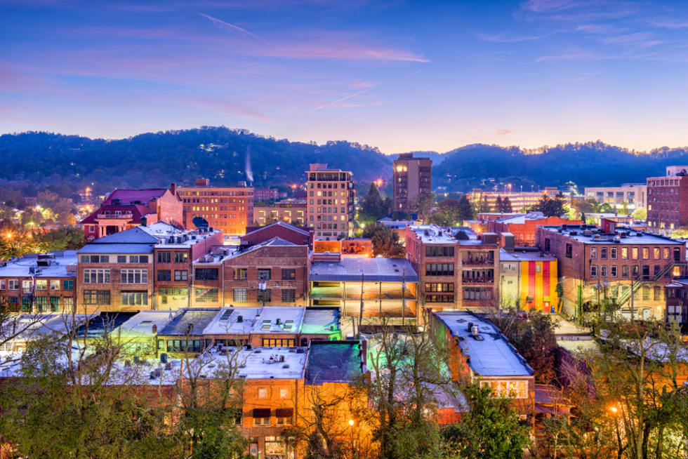  Asheville, North Carolina, USA downtown skyline.