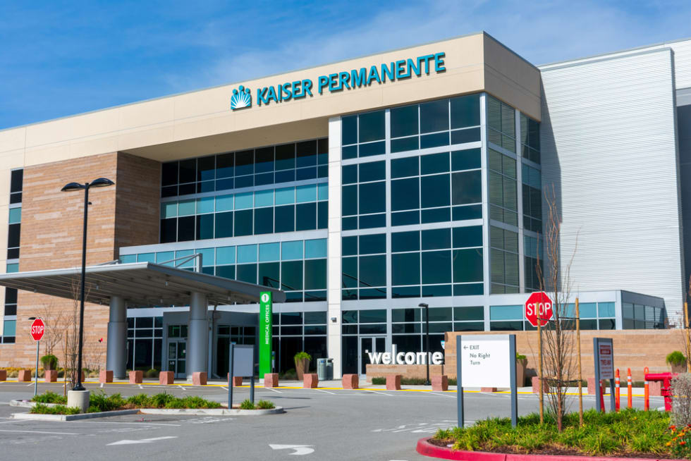 Kaiser Permanente medical office entrance and exterior. Kaiser Permanente is an American integrated managed care consortium - San Jose, California, USA - 2020