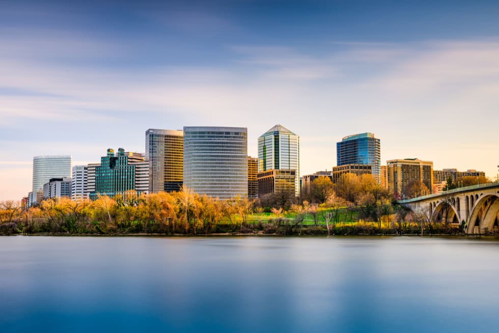  Rosslyn, Arlington, Virginia, USA city skyline on the Potomac River.