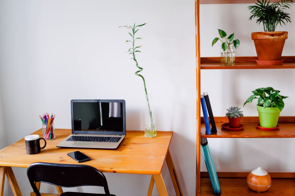 Featured image of post Home Office Table Decoration Ideas : Learn how to decorate your home office to include natural light, a library, traditional details, and more.