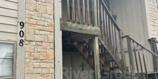 908 S Edgebrook Ln 908 S Edgebrook Ln Photo Gallery 1