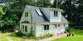 5 1/2 Locust Avenue 5 1/2 Locust Avenue Photo Gallery 1