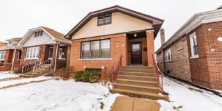 4865 W Newport Ave 4865 W Newport Ave Photo Gallery 1