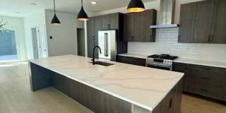 Contemporary 3 Bed / 2.5 Bath