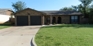 7205 Northwest Sprucewood Drive 7205 Northwest Sprucewood Drive Photo Gallery 1