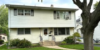 136 E Division St Unit A 136 E Division St Unit A Photo Gallery 1