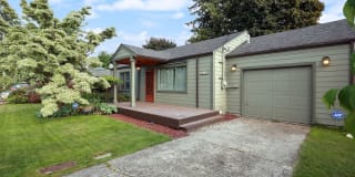 319 Laurelhurst DR SE 319 Laurelhurst DR SE Photo Gallery 1