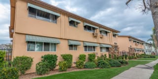 4854-4860 Hazeltine Apartments 4854-4860 Hazeltine Apartments Photo Gallery 1