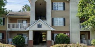 SALEM CHASE APARTMENTS SALEM CHASE APARTMENTS Photo Gallery 1
