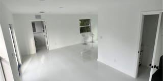 205 SW 10th St # 2 205 SW 10th St # 2 Photo Gallery 1