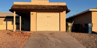 2 Bedroom with Garage, fenced yard Across from ROTARY PARK!! 2 Bedroom with Garage, fenced yard Across from ROTARY PARK!! Photo Gallery 1