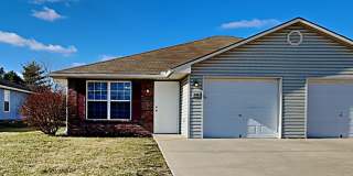 405 NW Woodbury Dr 405 NW Woodbury Dr Photo Gallery 1
