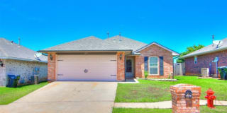 617 SW 38th Place 617 SW 38th Place Photo Gallery 1