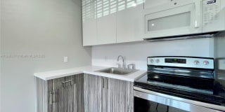 906 N Riverside Dr 906 N Riverside Dr Photo Gallery 1
