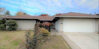 945 SW Willow Creek Dr. 945 SW Willow Creek Dr. Photo Gallery 1