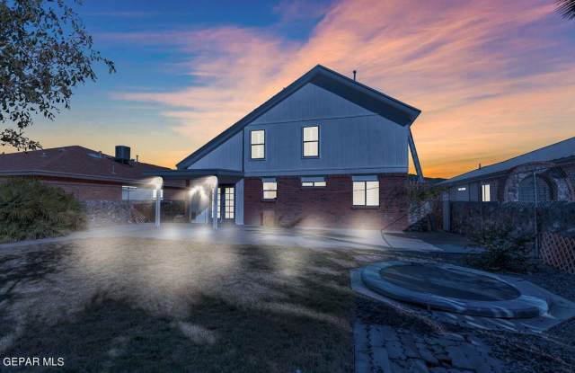 1049 Desierto Luna Street