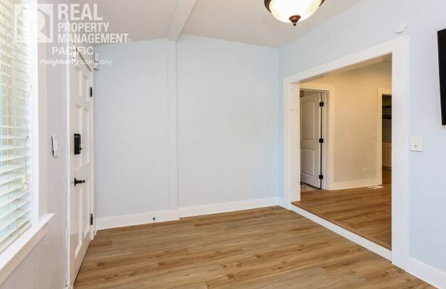 Bright  Spacious Oakland Home with Backyard, Walkable to Uptown  BART