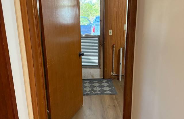 3 Bedroom 3 Bath on an 1 Acre Landlord does yard