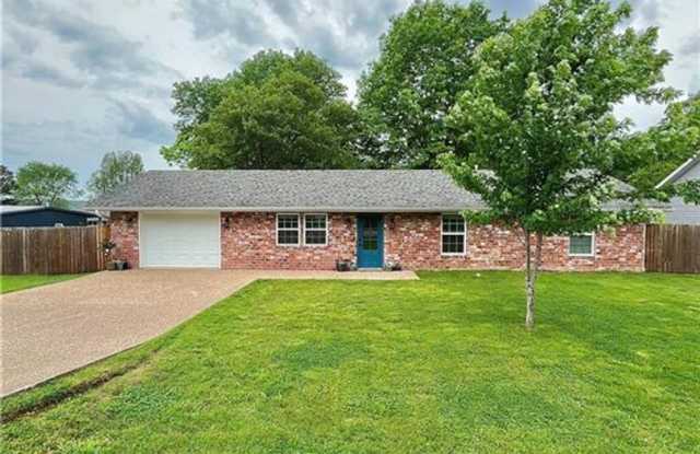 Cozy Home with Deck, Fenced Backyard & Modern Kitchen