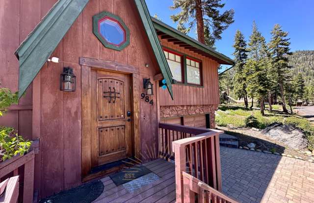 Beautiful Mountain Home w 2 Car Garage!