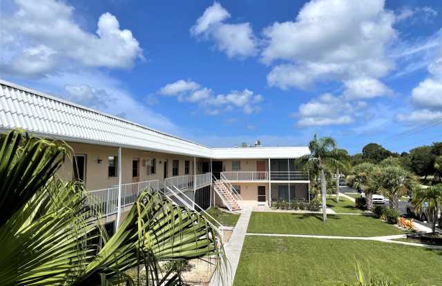 Annual Unfurnished Condo On Venice Island with a great location to Venice Beaches  Restaurants!