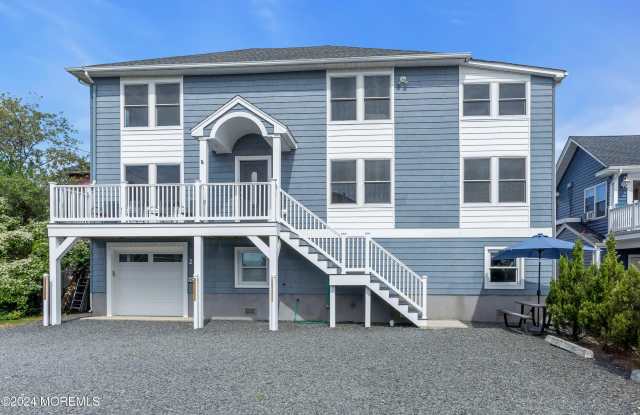 Photo of 27 Arnold Avenue unit: Rear