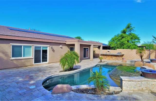 Hidden gem in prestigious community of Palm Desert - Convineant to access from everywhere.