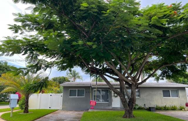 520 SW 22nd Ter - 520 Southwest 22nd Terrace, Fort Lauderdale, FL 33312