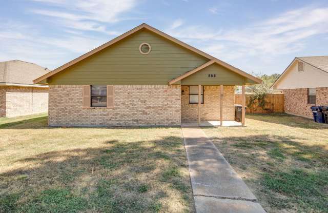 JUNE SUBLEASE!!!!  Adorable 3 Bedroom 2 Bathroom Home with Yard and 2 Car Garage!