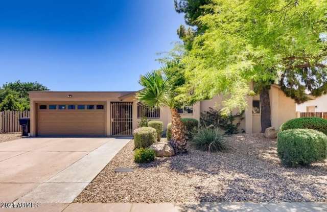 7767 E Rose Lane