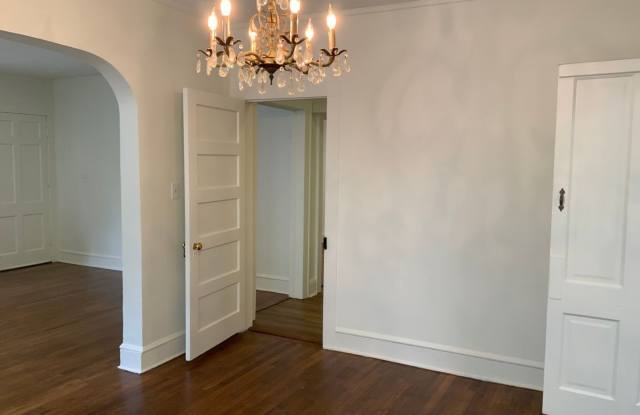 204 Oakwood Street NW