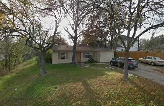 Bryan - 3 bedroom / 3 bath -large back yard - Biking Distance to Campus!