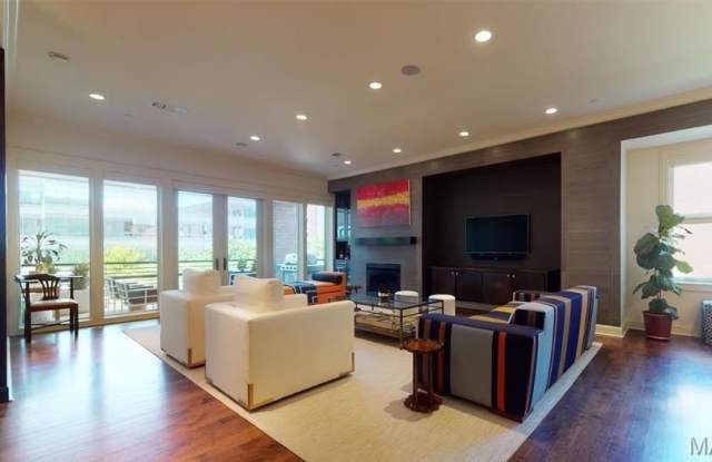 155 Carondelet Plaza